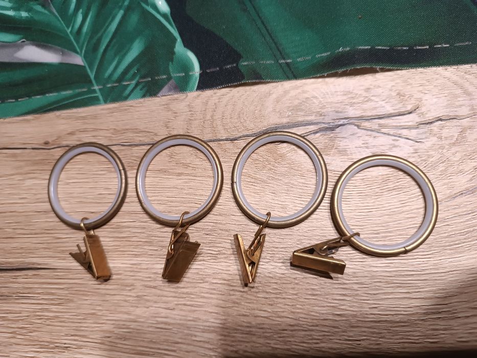 Kółka metalowe z żabką, do mocowania zasłon i firan. 

Cena dotyc
