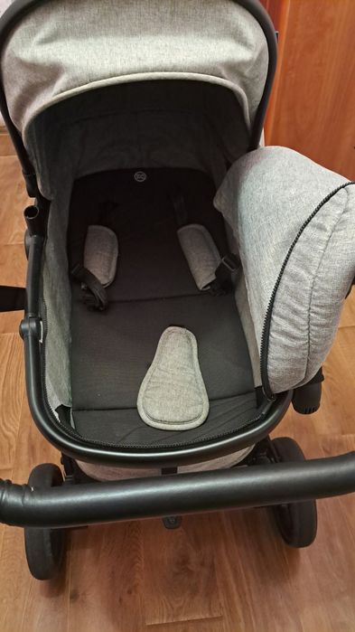 Коляска в чудовому стані. Все ціле все працює. В користуванні була рік