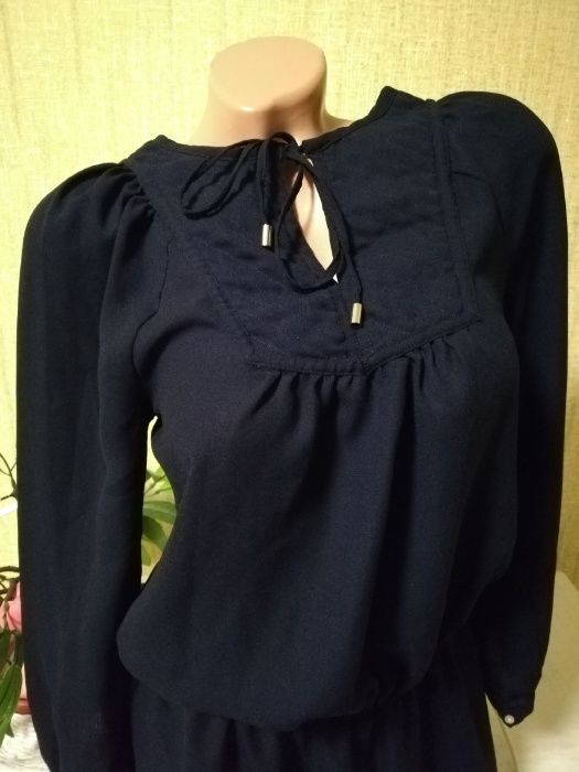 Красивое темно-синее платье от H&M