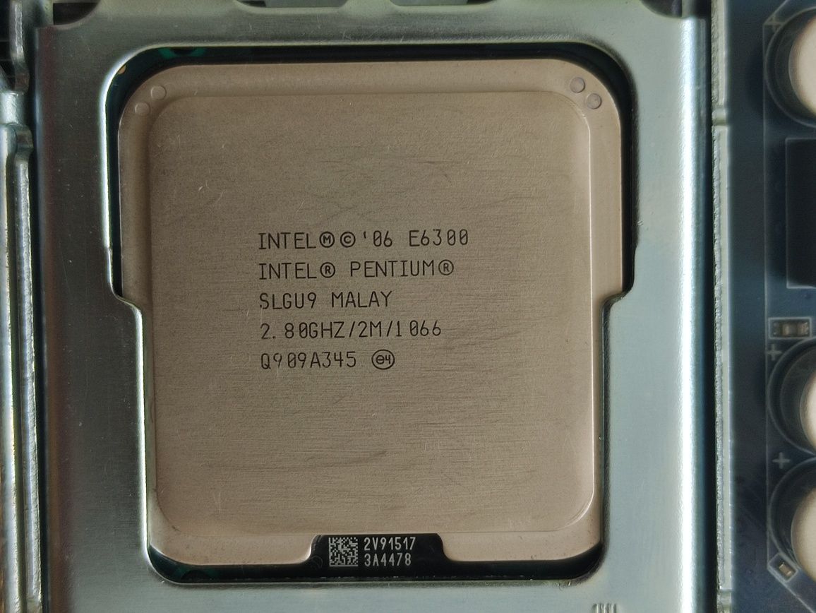 Комплект Gigabyte GA-31M-ES2L + Intel E6300 та Intel G860