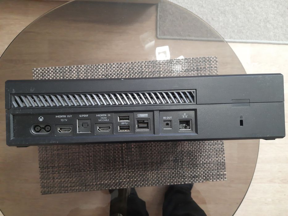 Xbox one 500gb + геймпад + игры