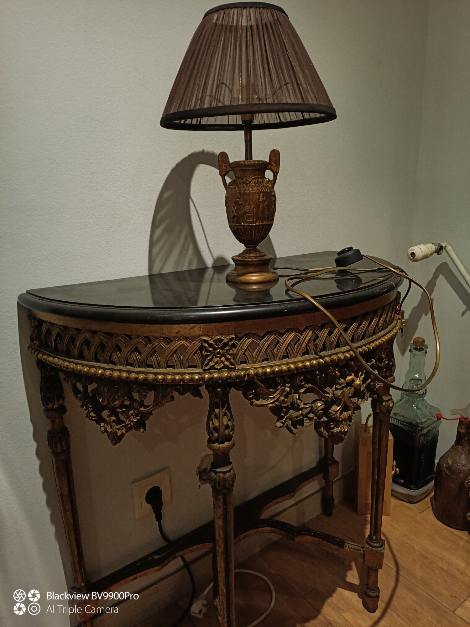 Este maravilhoso candeeiro até condiz com esta mesa perfeito conjunto