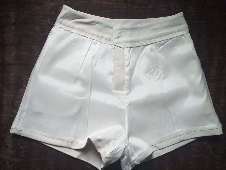 Шорти М молочний колір нові