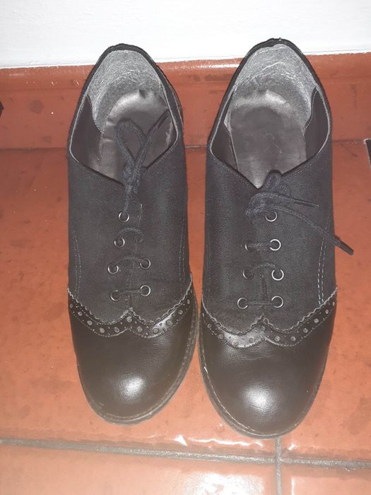 Botas pretas dois materiais