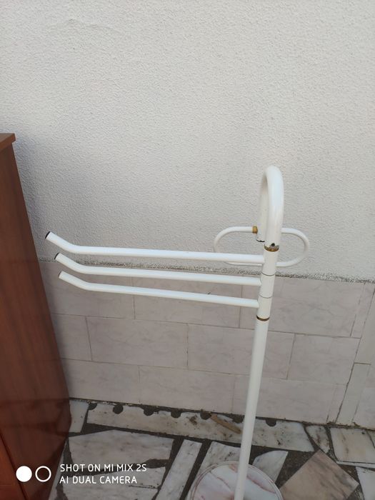 toalheiro branco com pedra mármore