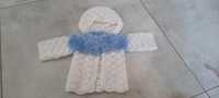 Sweterek z kapturkiem biało- niebieski rozmiar 62