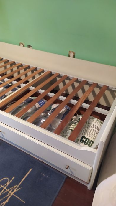Cama de 90cmx198cm com dois gavetões.