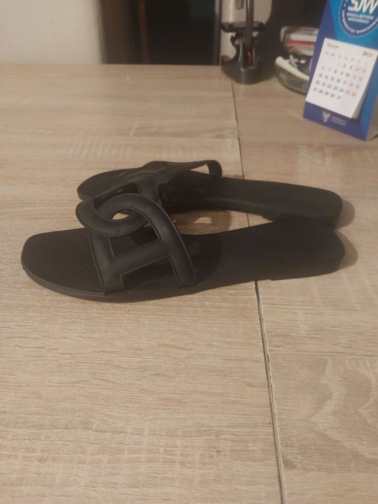Czarne klapki- nowe bez metki