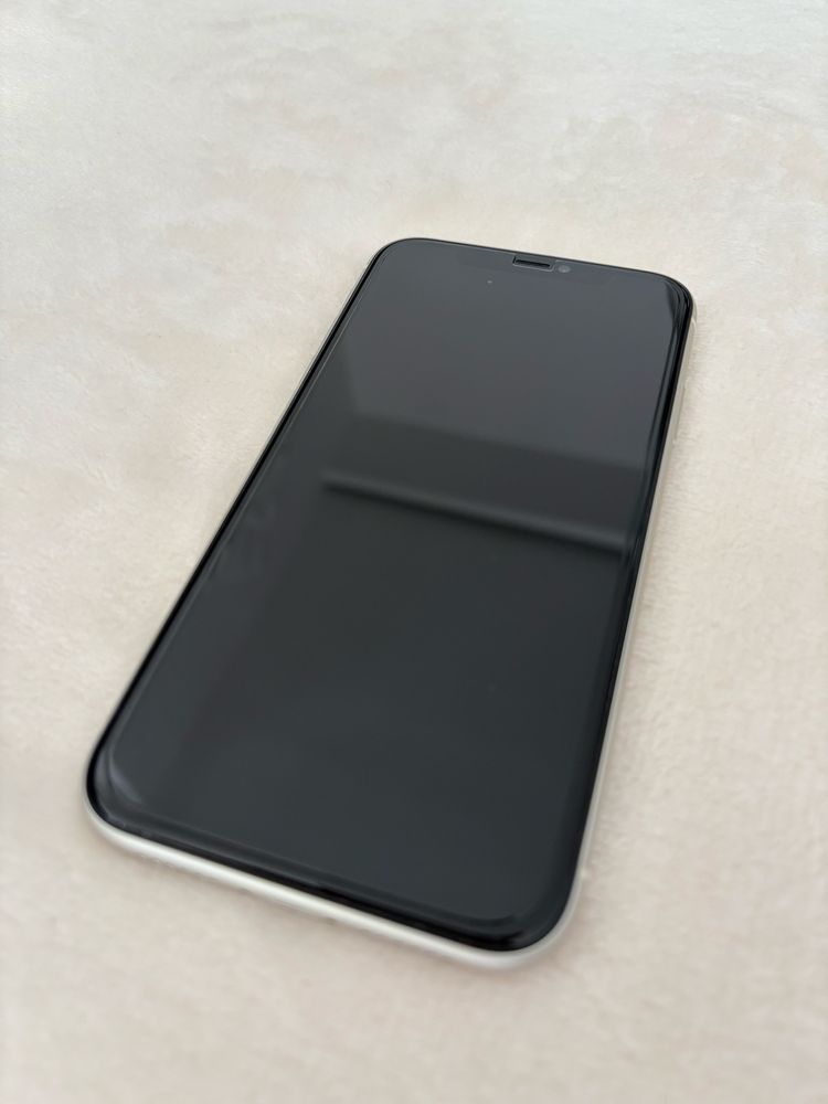 iPhone 11 stan idealny jak nowy biały + etui Guess, zestaw 7 etui