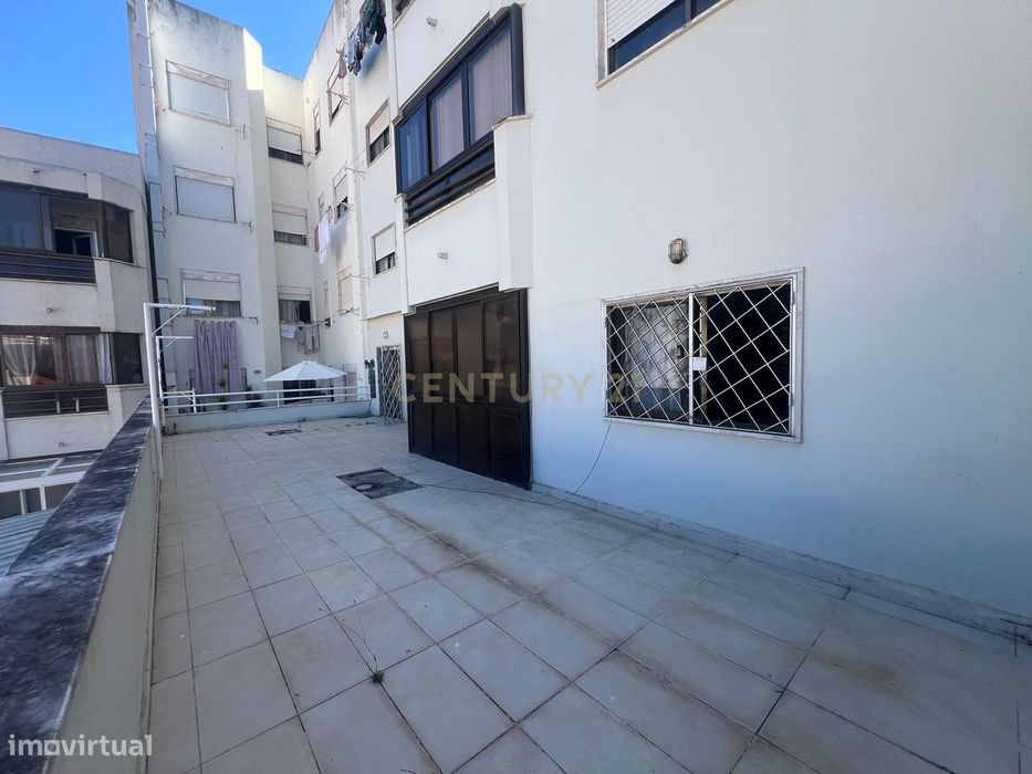 Apartamento T3 com Terraço na Av. 25 de Abril em Almada