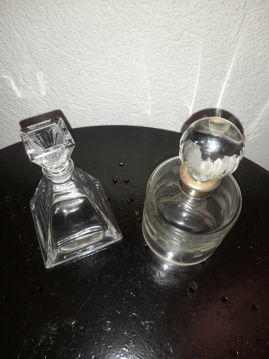 Frascos cristal e golfinho em corno