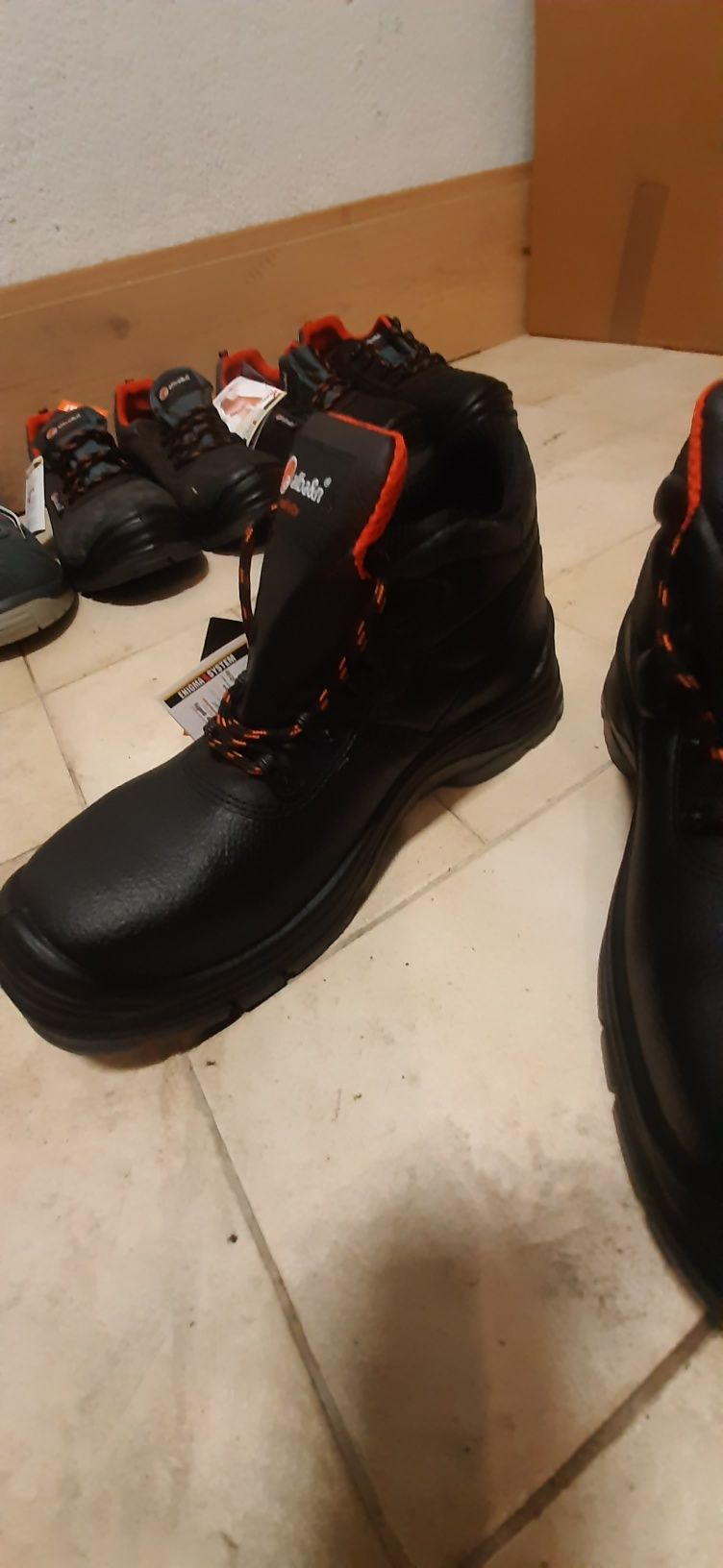 Sapatos biqueira e sola de aço N°42 NOVOS