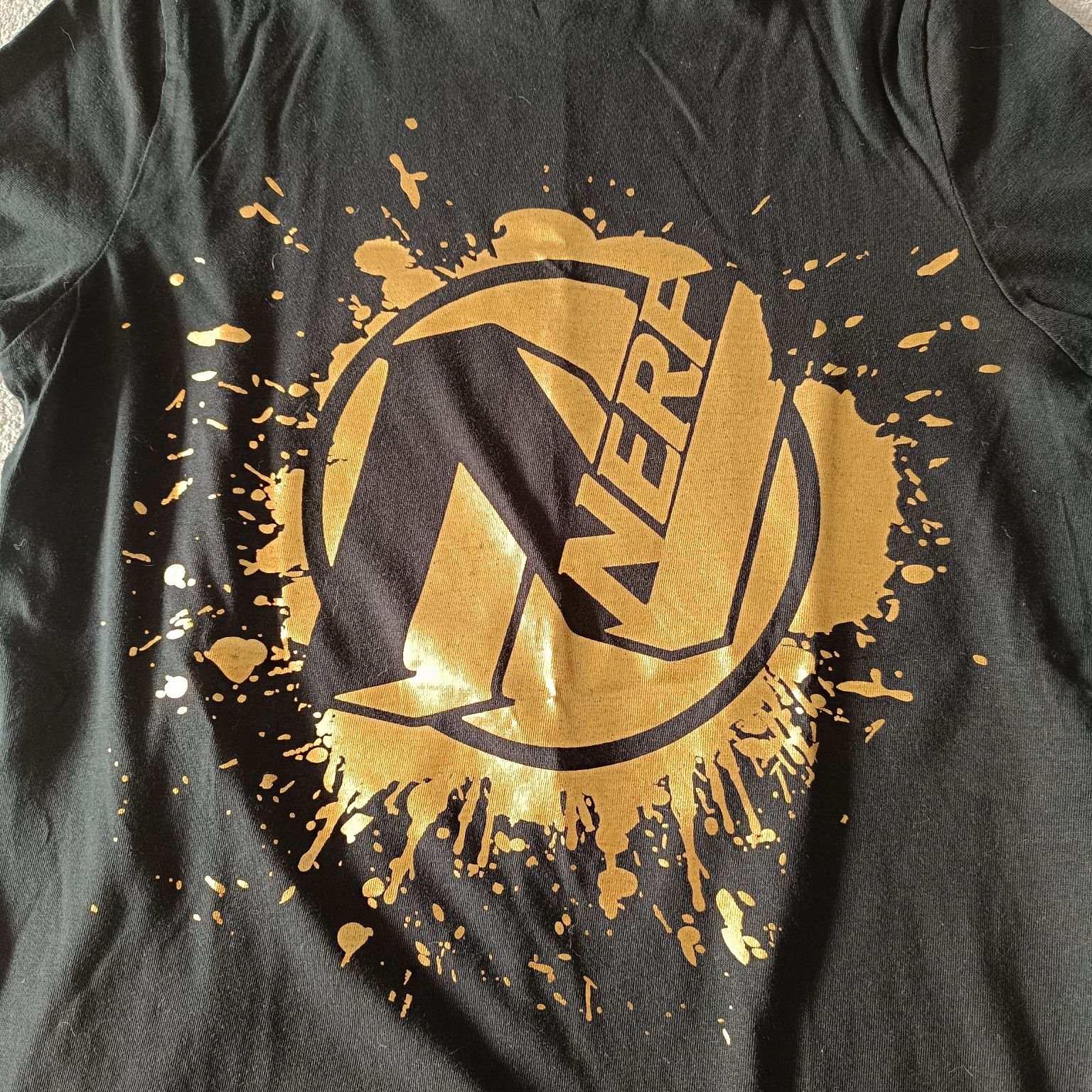 Czarny T-shirt Nerf r. 140 złoty nadruk