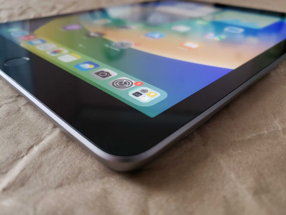 Apple iPad 5 32Gb A1823 LTE (Wi-Fi) 9.7дюймов - Space Gray