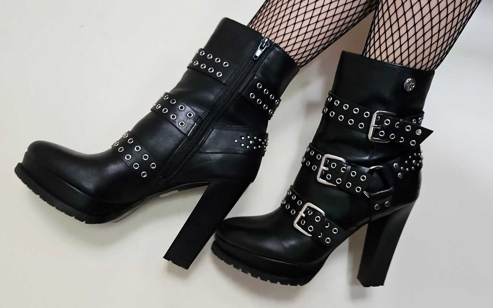 Botki Guess model Rindy platforma obcas skóra naturalna