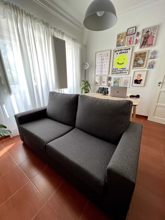 Um bonito sofá cinzento à procura de um novo lar