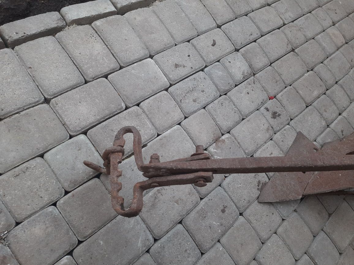 Плуг кінний для оранки.