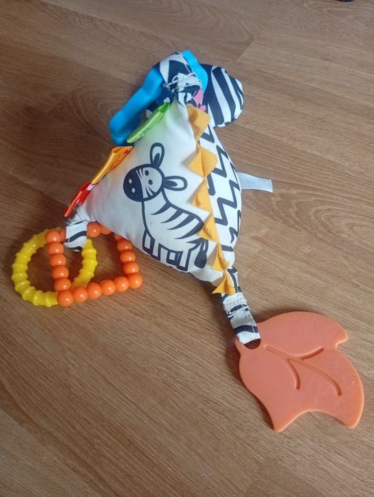 Piramidka gryzak grzechotka miś zabawka kontrastowa zawieszka do wózka