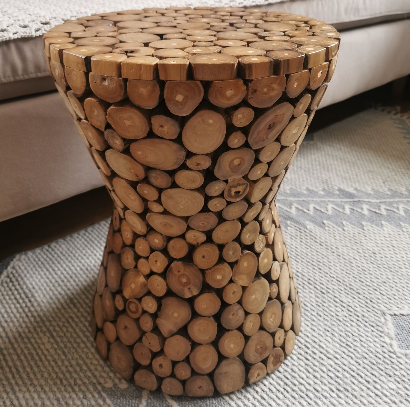 Drewniany stolik kawowy / pomocniczy