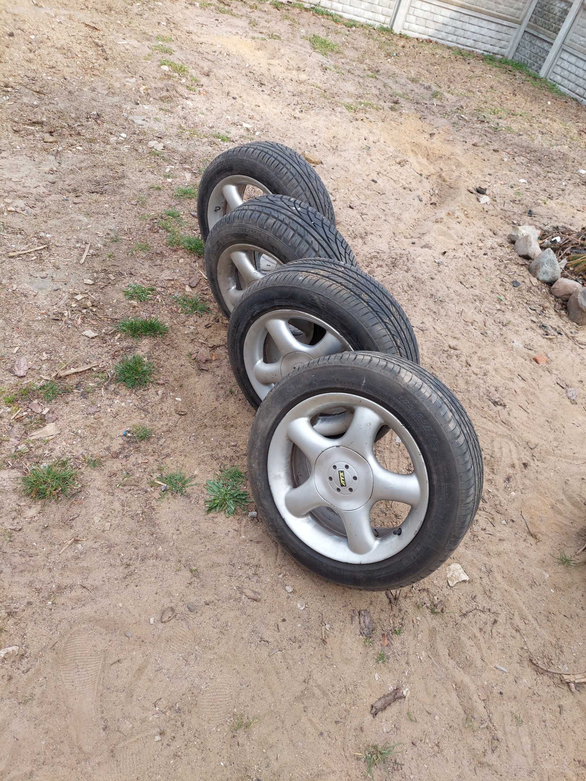 Felgi aluminowe R15 z oponami 185/55.