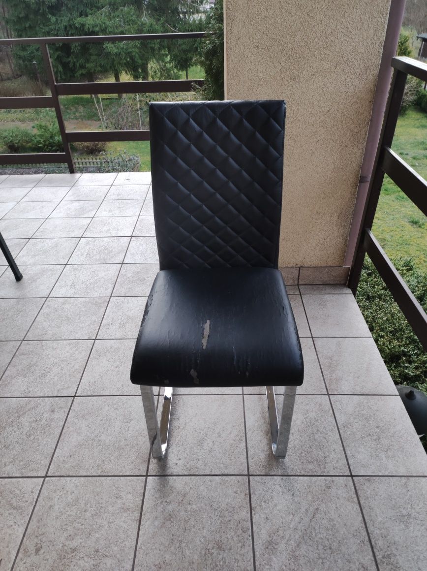 Krzesła czarne tapicerowana skóra ekologiczna  metalowa płoza