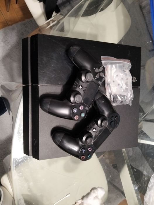 PS4 , jogos ,2 comandos e botões suplentes para o comando