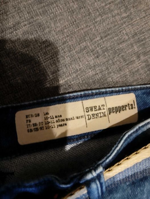 Spodnie jeansowe chłopięce z paskiem