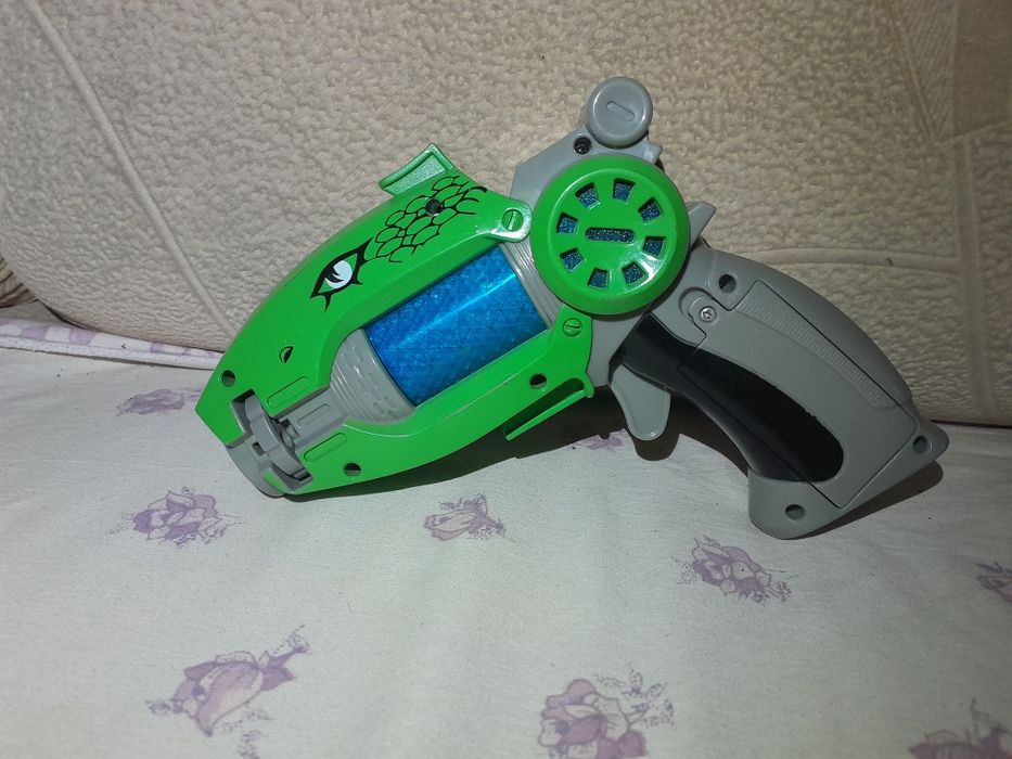 Пистолет, проэктор, динозавры.