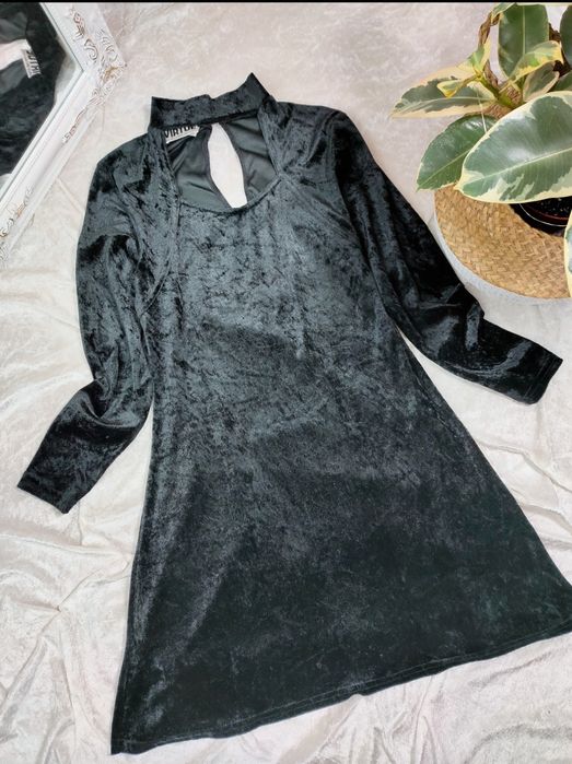 Платье велюровое с чокером