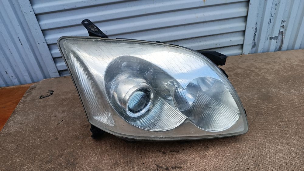Vendo farol direito de Toyota Avensis ano 2005/07