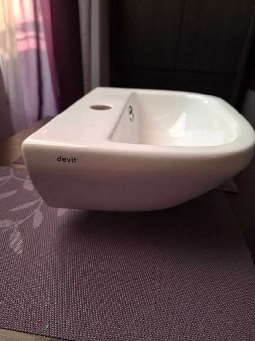 Умивальник Devit  Італія