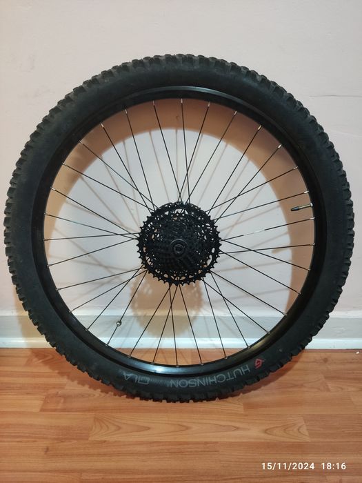 Roda traseira de bicicleta elétrica BTT com 3 meses de uso.