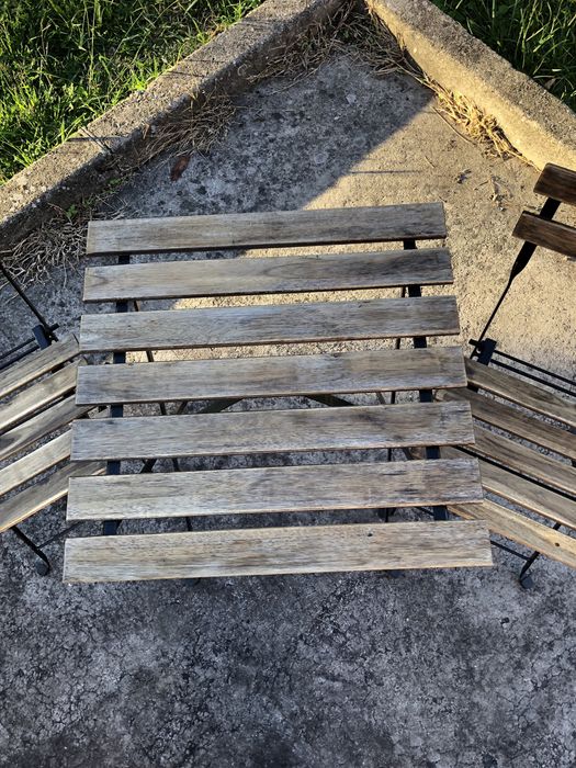 Cadeiras e mesa de esplanada