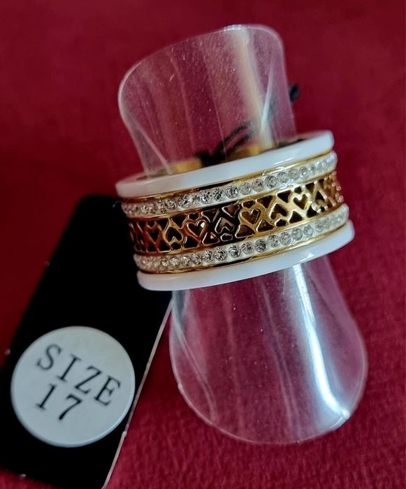 Anel dourado e branco, em aço, com corações e zirconias. T17