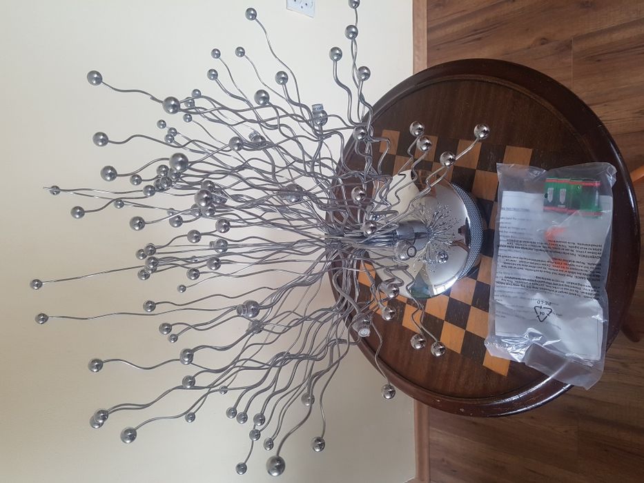 Lampa do salonu z żarowkami