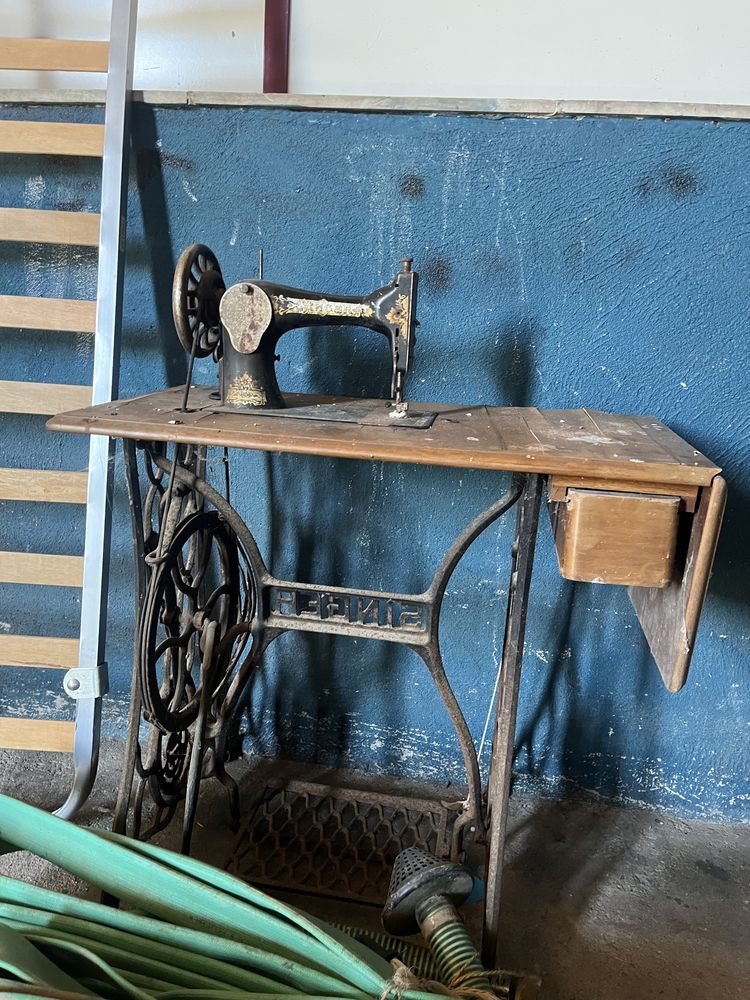 Máquina de costura antiga “Singer”
