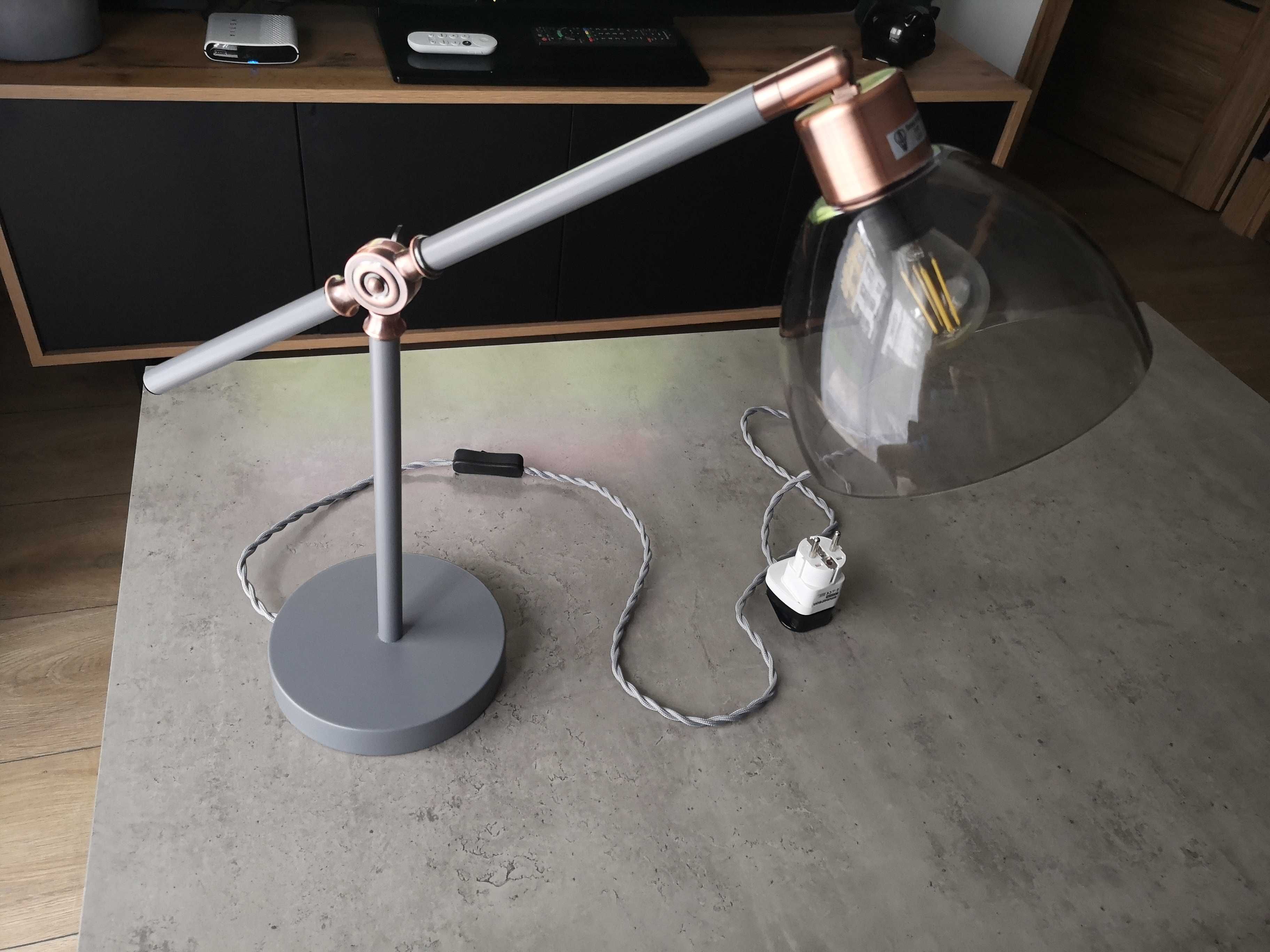 Piękna unikalna lampka biurkowa