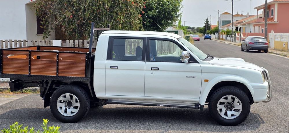 Mitsubishi L200 4x4 (230 mil km)ano 1999 a diese(caixa de madeira nova