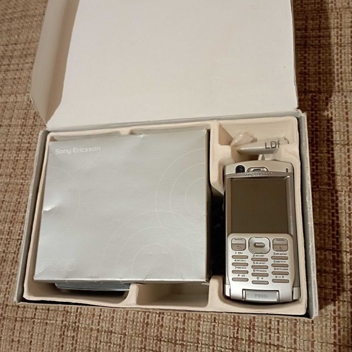 Новый в коробке мобильный телефон Sony Ericsson P990i