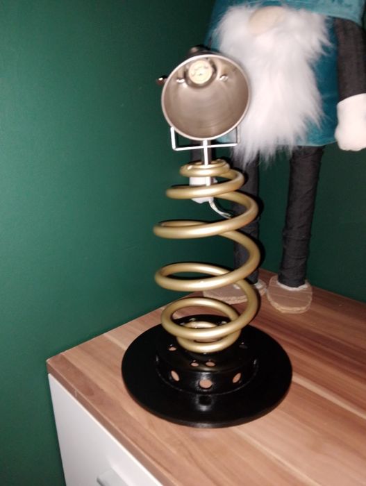 Lampa ze sprężyny