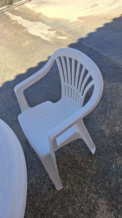 Mesa oval + 3 cadeiras em resina