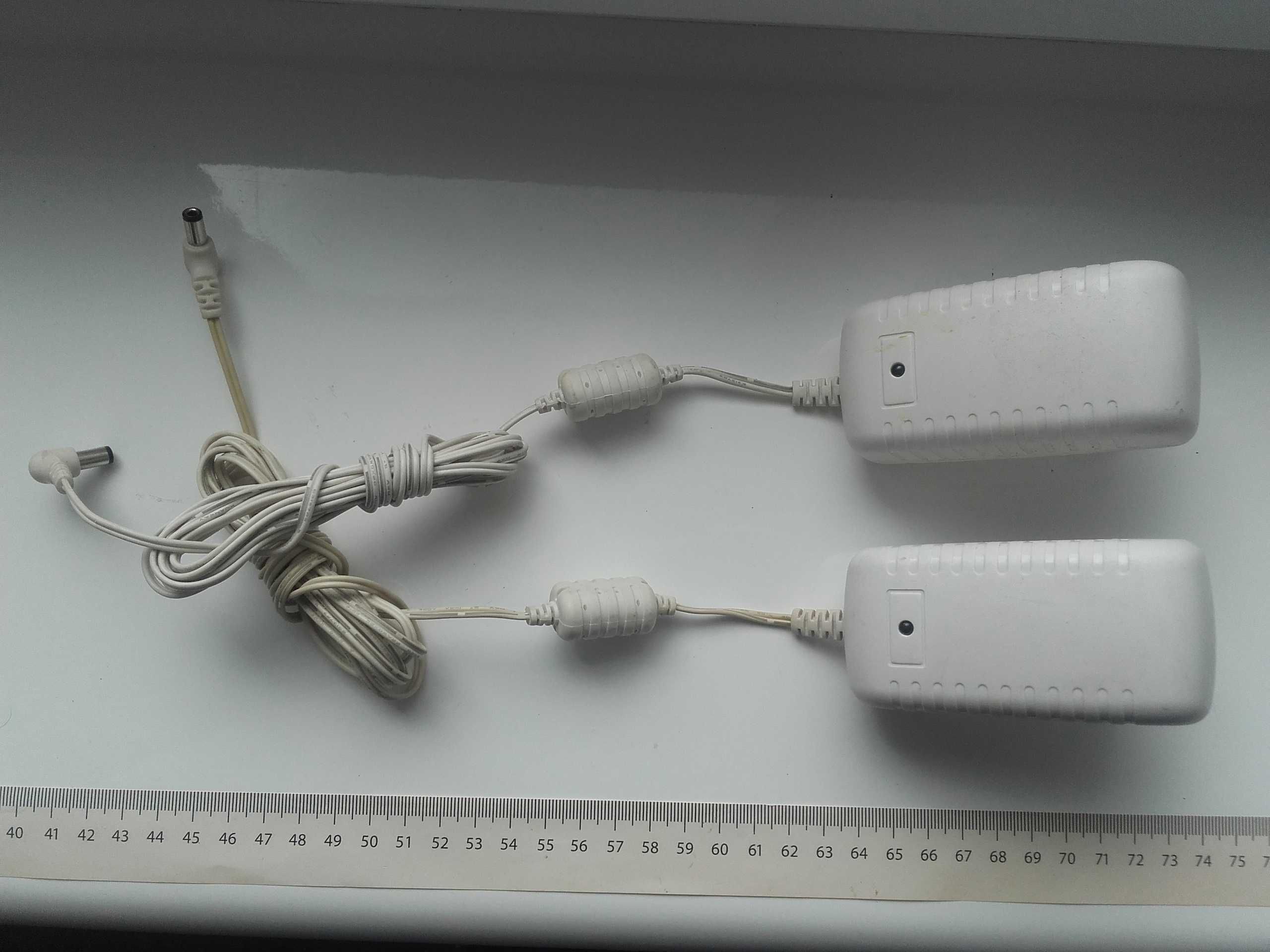 Zasilacz DC 12V - 1,5A, 5,5mm x 2,5mm używany sprawny Biały