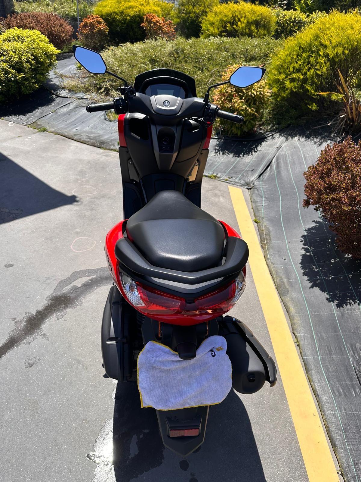 Nmax 125, com um ano de garantia de fábrica.