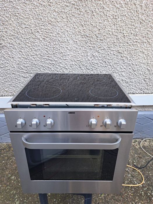 Продається електроплитка  Zanussi ,варочна поверхня та  духова шафа