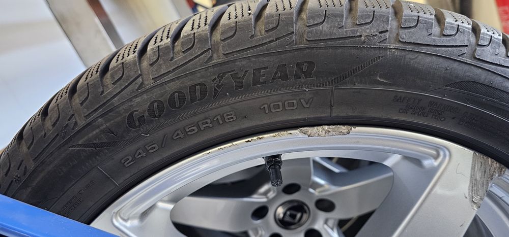 Jantes Mercedes-Benz 224/45 R18 com pneus 2xPirelli 2xGood Year