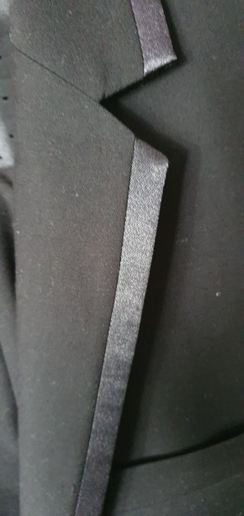 Czarny garnitur.