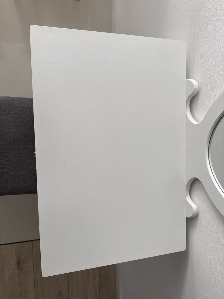 Toaletka z lustrem i z krzesełkiem