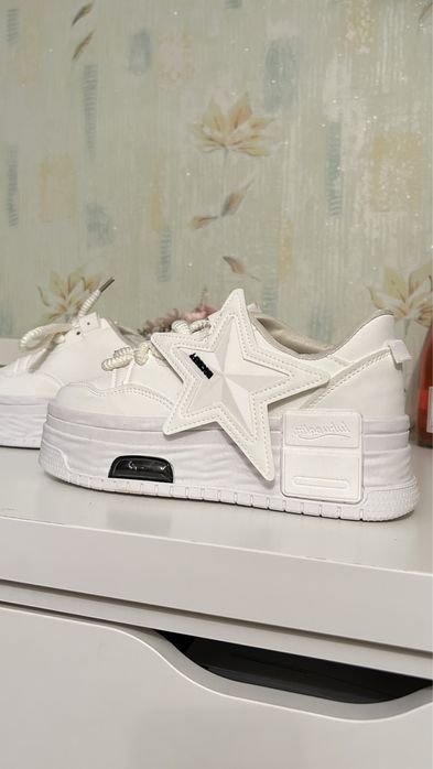 Białe Buty na wysokiej platformie..