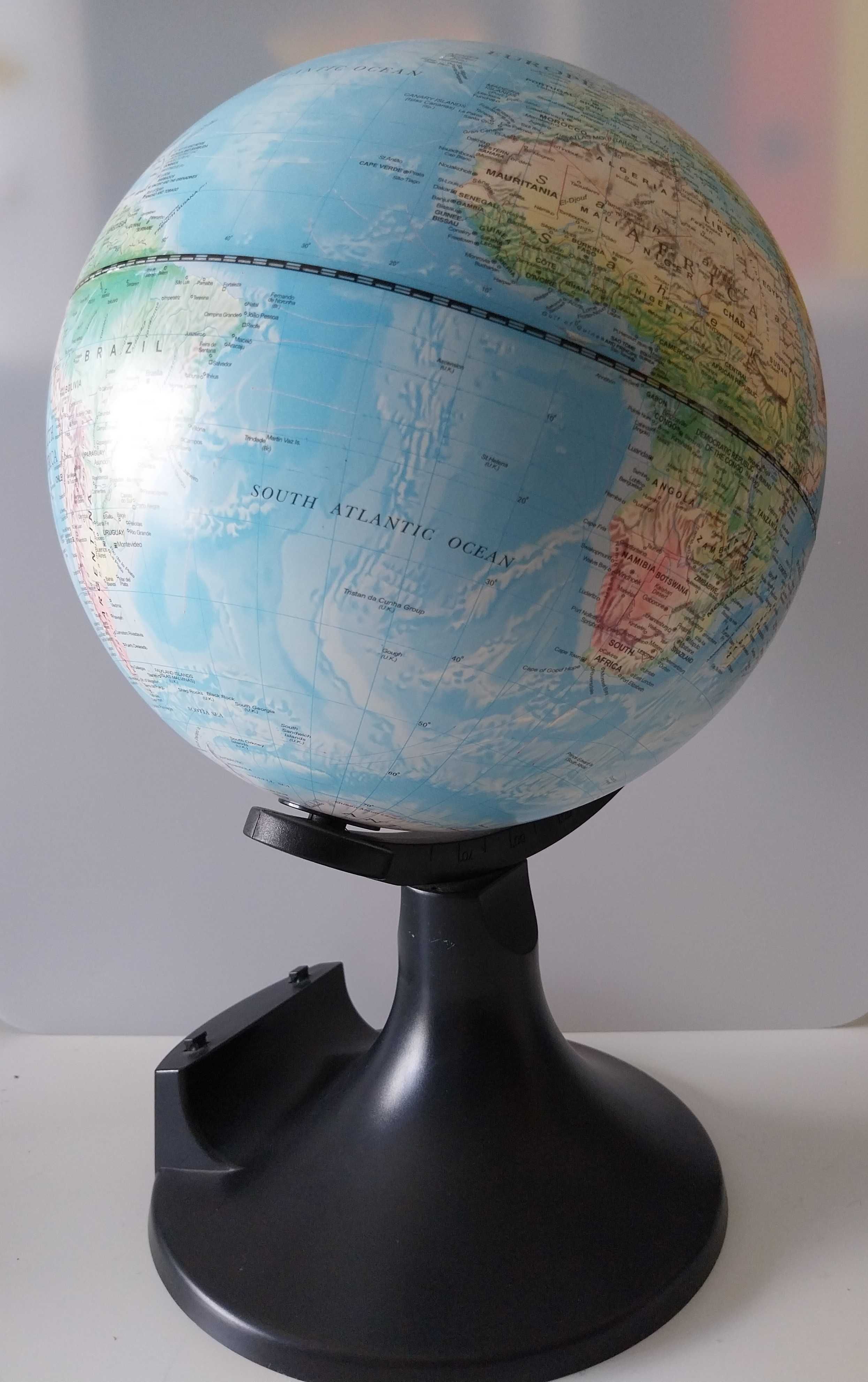Jogo encyclopédia interativo com cartões e globo mundo