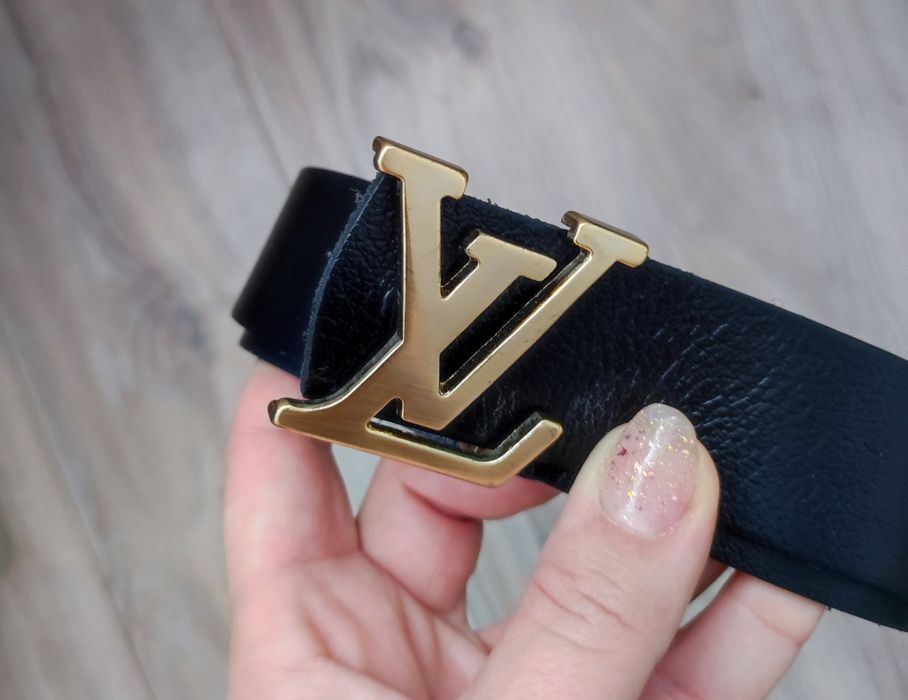 Czarny damski pasek ze złotą klamrą VL